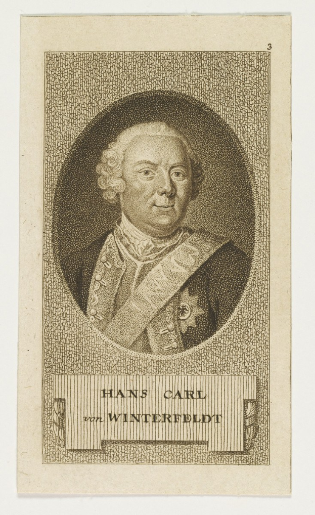 Porträt von Hans Carl von Winterfeldt in Anzug und Krawatte mit ernstem Gesichtsausdruck, konzentrierten Augen und leicht geöffneten Lippen.