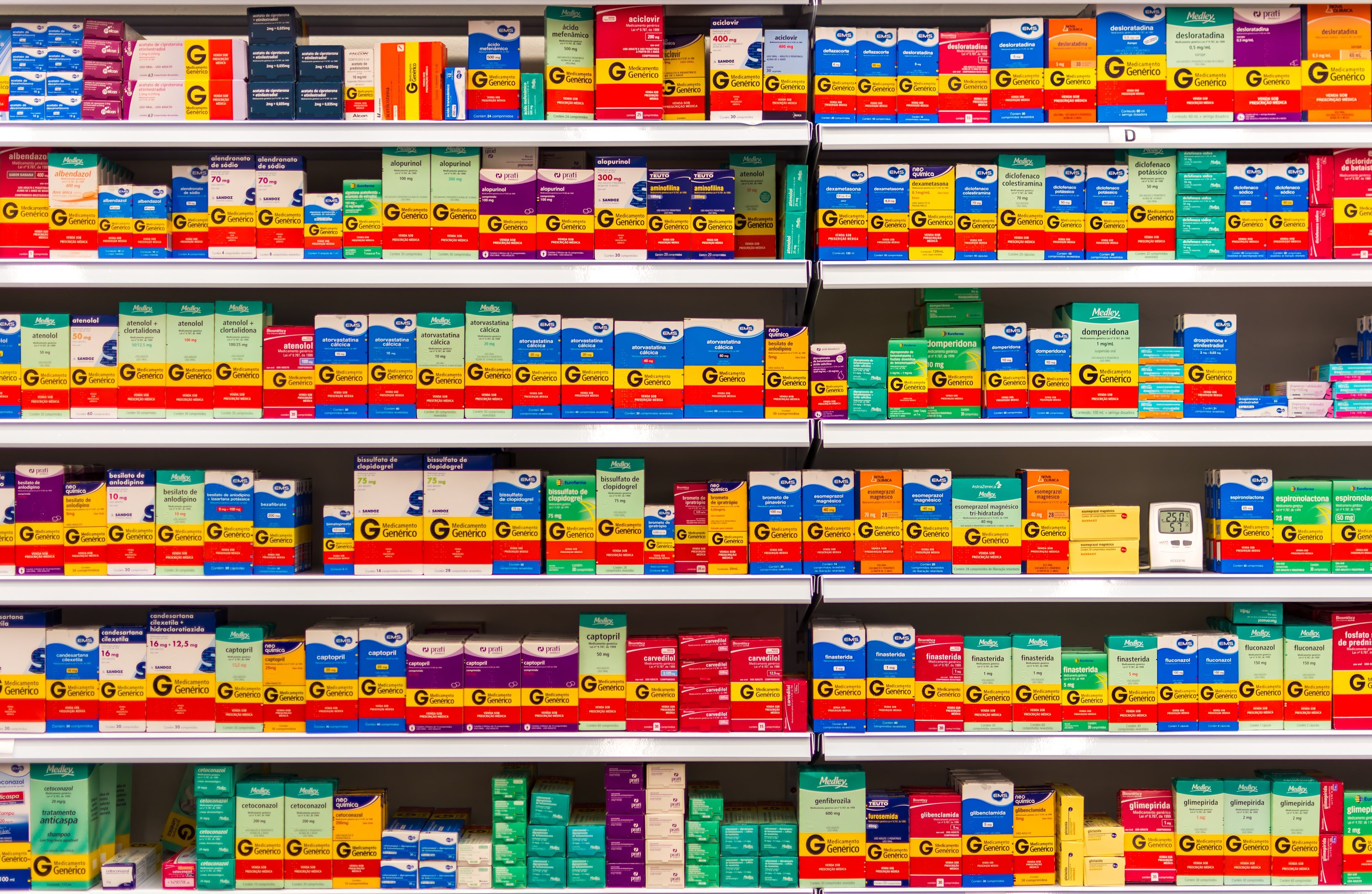Ein Apothekenschrank mit verschiedenen Boxen und Medizinbehältern, die ordentlich auf Regalen angeordnet sind.