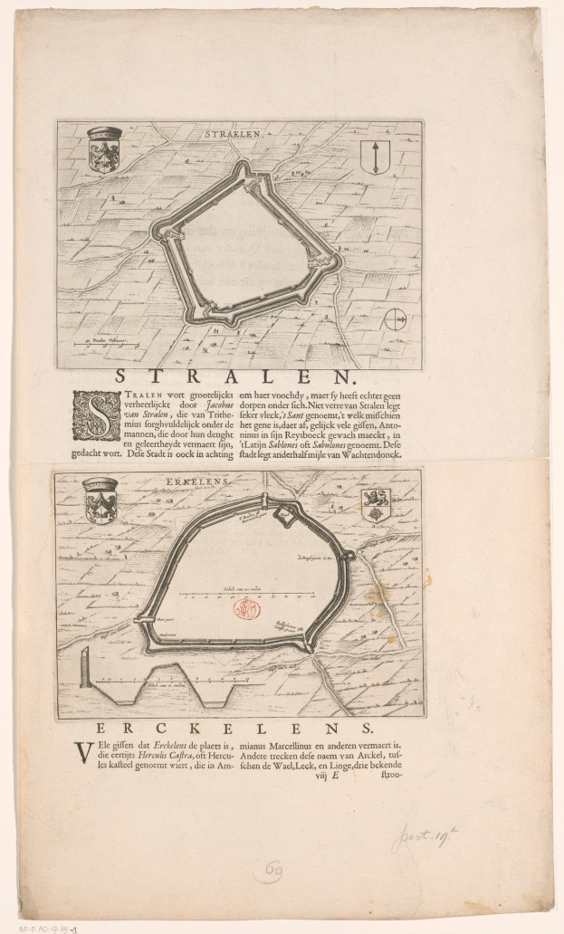 Ein altes Buch mit einer detaillierten Karte einer Stadt auf dem Cover, das Straßen, Gebäude und Sehenswürdigkeiten zeigt, begleitet von Text über die Bevölkerung und bemerkenswerte Merkmale der Stadt.