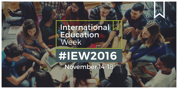 Gruppe von Menschen auf einem Sofa sitzend, einige halten Bücher und Stifte, mit dem Text "International Education Week IEW 2016" in der Mitte, die scheinbar in ein Gespräch vertieft sind.