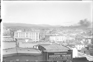 Ein Schwarz-Weiß-Bild von Gebäuden mit einer rauchenden Fabrik.