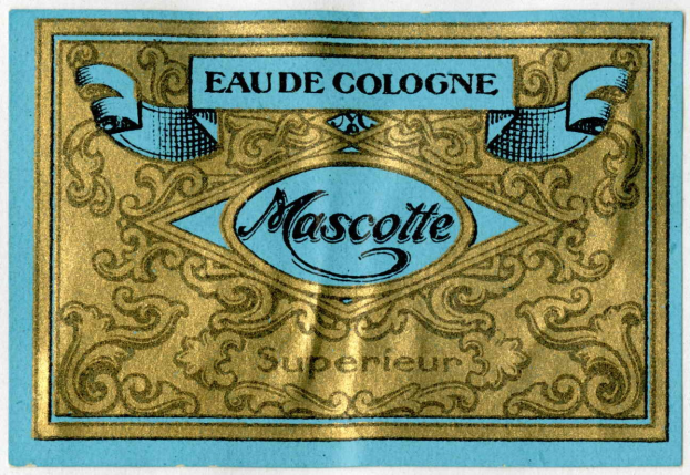 Blauer und goldener Etikett mit 'Mascotte Eau de Cologne' Text auf weißem Hintergrund.