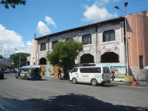 Eine Whiteboard mit einer Diagramm einer globalen Netzwerkstrategie, die miteinander verbundene Kreise und Pfeile sowie begleitenden Text enthält, der Ziele, Strategien und Ergebnisse beschreibt.