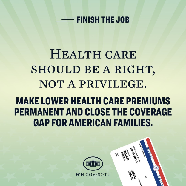 Ein Plakat mit dem Text "Beende den Job: Gesundheit sollte ein Recht sein, nicht ein Privileg" und eine Karte mit der Aufschrift "Mache niedrigere Gesundheitskosten permanent und schließe die Lücke in der Versorgung für amerikanische Familien."