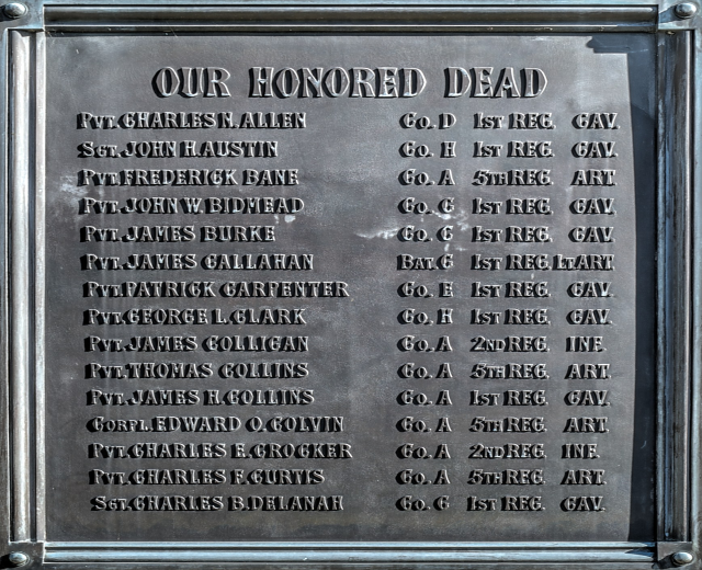 Metallgedenktafel an der Außenseite eines Gebäudes mit der Inschrift "Unsere Ehrenvollen Toten".
