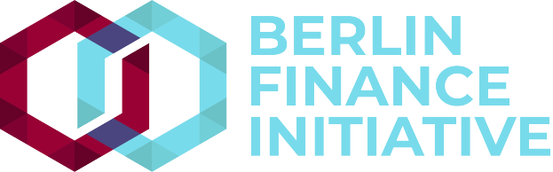 Das Logo der Berlin Finance Initiative zeigt einen blauen Kreis mit einer weißen Umrandung und ein weißes "B" in der Mitte, umgeben von einem weißen Ring mit einem blau-weißen Karomuster, alles vor einem weißen Hintergrund mit den Worten "Berlin Finance Initiative" in fetter schwarzer Schrift.