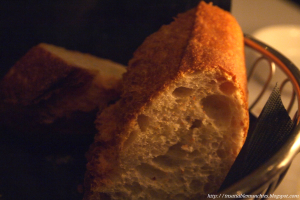 Nahaufnahme einer Schüssel mit Lebensmitteln und Text in der rechten unteren Ecke.