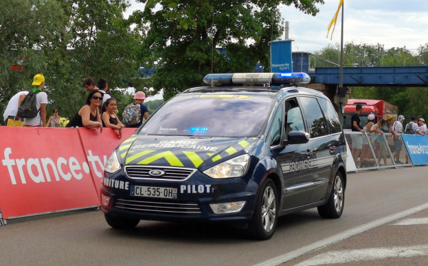 Illegaler Rennwettbewerb endet auf Fahrzeugdach