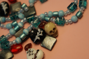 Ein künstliches Schmuckstück.