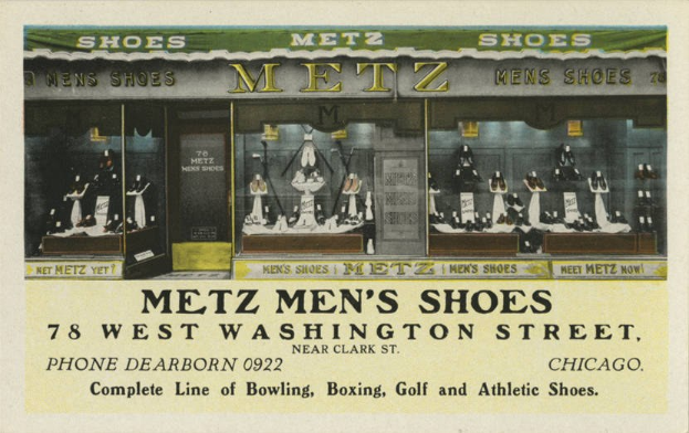 Schwarz-weiß-Postkarte eines Ladens mit der Aufschrift 'Metz Men's Shoes' und Schaufensterpuppen mit Schuhen sowie Text an den Wänden.