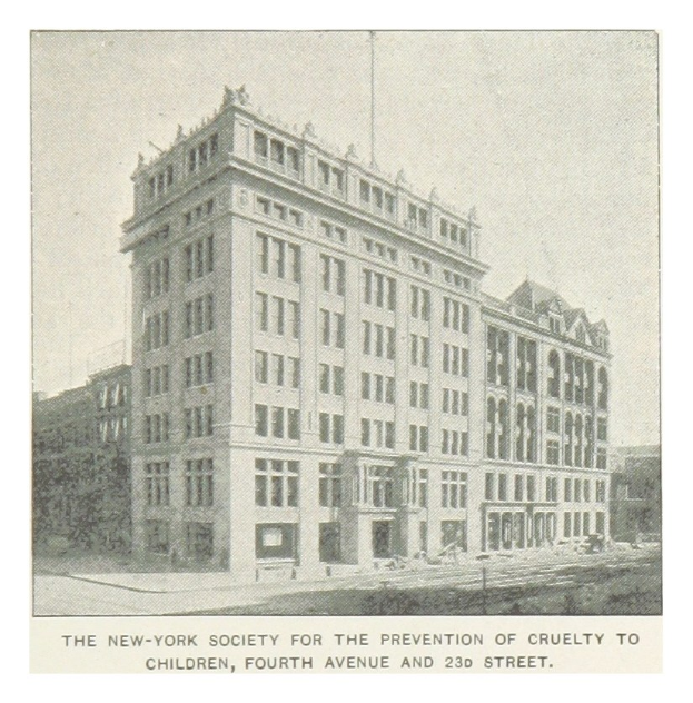 Plakat der New York Society for the Prevention of Cruelty to Children an der Fourth Avenue und 23rd Street, das ein Gebäude mit Fenstern, Bäumen und Himmel zeigt, mit Text am unteren Rand.