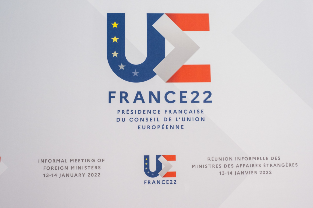 Plakat für die "Frankreich 22 - Informelle Tagung der Außenminister" mit dem EU-Logo, einem blauen Kreis mit einem weißen Stern und Rahmen.
