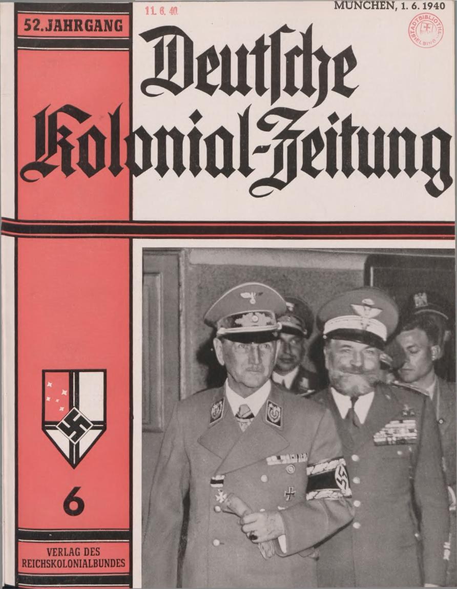 Buch mit dem Titel "Deutsches Kolonial-Feitung" vom 11/1940, das Adolf Hitler auf dem Cover zeigt, in den Händen einer Person umgeben von anderen mit Mützen.