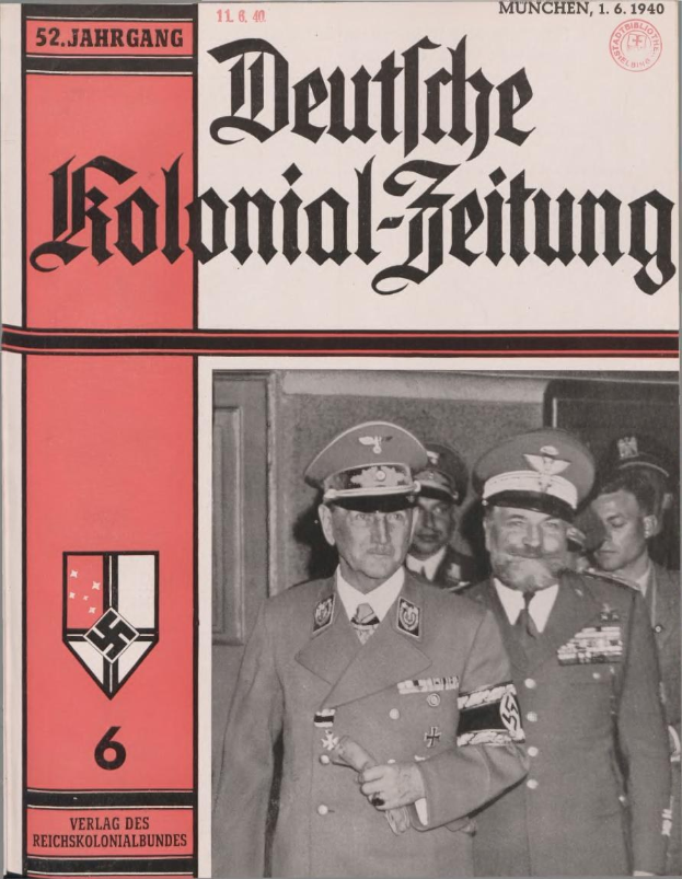 Buch mit dem Titel "Deutsches Kolonial-Feitung" vom 11/1940, das Adolf Hitler auf dem Cover zeigt, in den Händen einer Person umgeben von anderen mit Mützen.