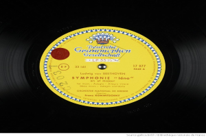 Eine schwarze Vinyl-Schallplatte mit einem gelben Etikett, auf dem "Beethoven Symphonien Nr. 1 in G-Dur, Op. 63" steht.