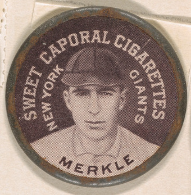 Ein Baseballspieler in einer Baseballuniform mit einer Mütze, auf der 'Sweet Caporal Cigarettes' steht.