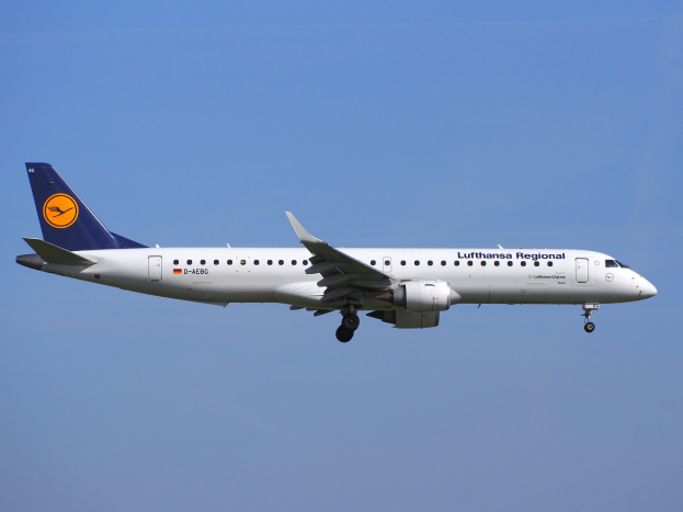 Lufthansa Regional Airbus A320-200 im Flug mit verlängerter Höhenruderoberfläche vor dem Himmel.