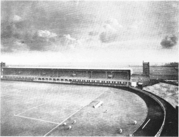 Schwarzes und weißes Foto eines Fußballfeldes mit einem Stadion umgeben von Bäumen und einem bewölkten Himmel, beschriftet mit "Stoke City Football Club" unten.