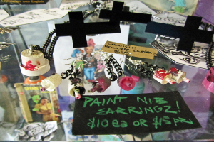 Kreuzsymbole, Papiere und Schlüsselanhänger auf einem Glastisch.