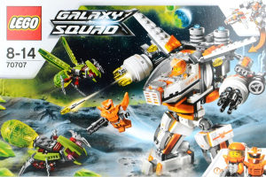 Ein Roboter wird von animierten Personen bedient, mit künstlichen Vögeln, Planeten, Boden und Sternen am Himmel sowie Zahlen und Texten und einem Wasserzeichen.