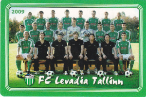 Ein Plakat der FC Levadia Tallinn-Mannschaft mit einer Gruppe von Menschen im Vordergrund, Fussbällen auf dem Boden, Bäumen und einem klaren blauen Himmel im Hintergrund sowie Text und Logo unten.