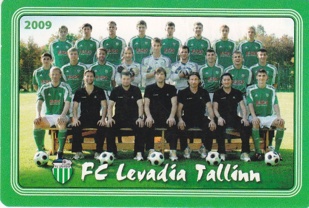 Ein Plakat der FC Levadia Tallinn-Mannschaft mit einer Gruppe von Menschen im Vordergrund, Fussbällen auf dem Boden, Bäumen und einem klaren blauen Himmel im Hintergrund sowie Text und Logo unten.