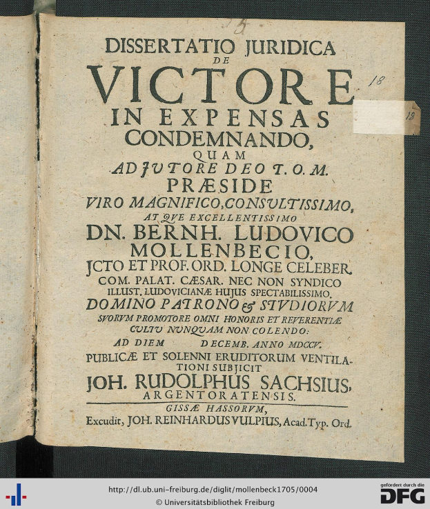Offenes Buch mit dem Titel "Dissertation Juridica de Victore in Expensas Condemando" mit sichtbarem Text, der auf rechtliche Gerichtsunterlagen hinweist.