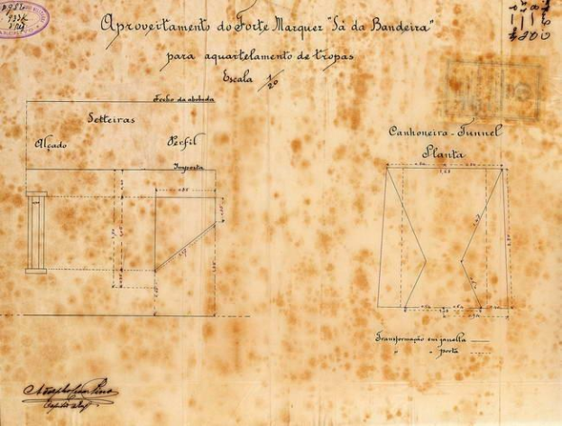Alter architektonischer Plan für ein Haus auf altem Papier mit Text und einem Stempel auf der linken Seite.